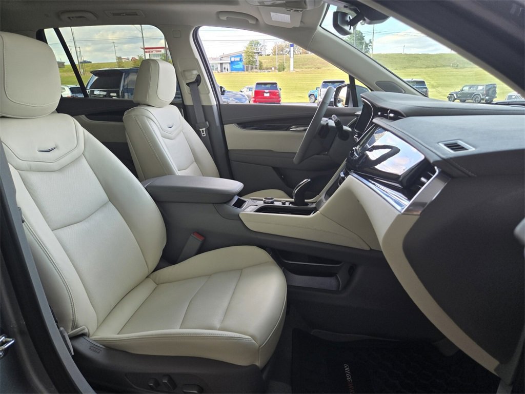 Used 2025 Cadillac XT6 Premium Luxury image 25