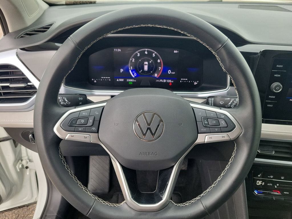 Used 2025 Volkswagen Taos SE image 21
