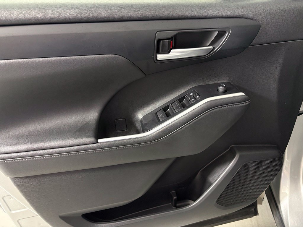 Used 2024 Toyota Highlander XLE FWD image 13