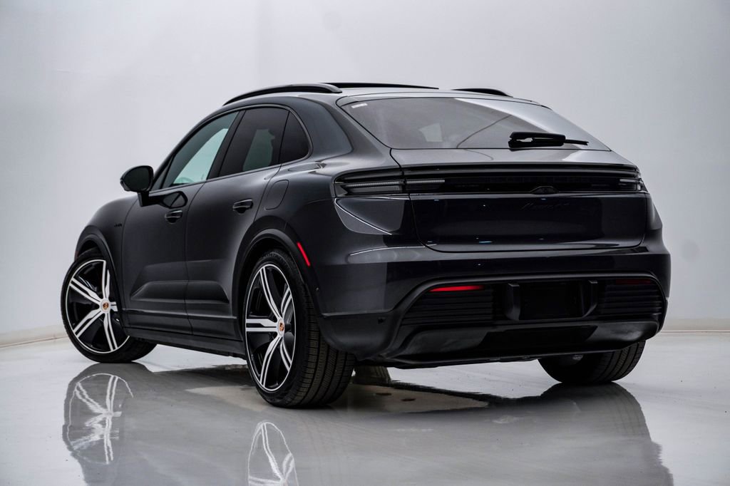 Certified 2025 Porsche Macan 4S Electric AWD/4WD image 3