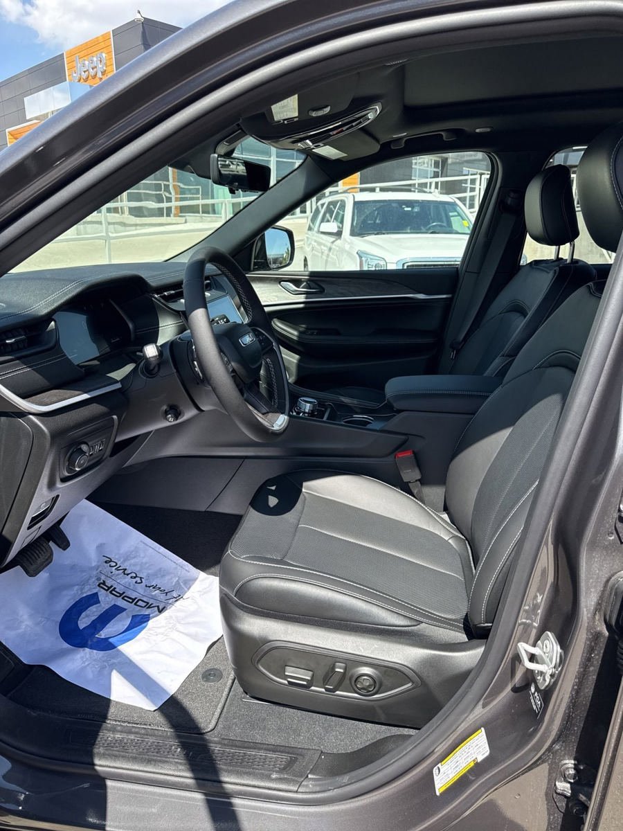 New 2026 Jeep Grand Cherokee L Limited AWD/4WD image 11