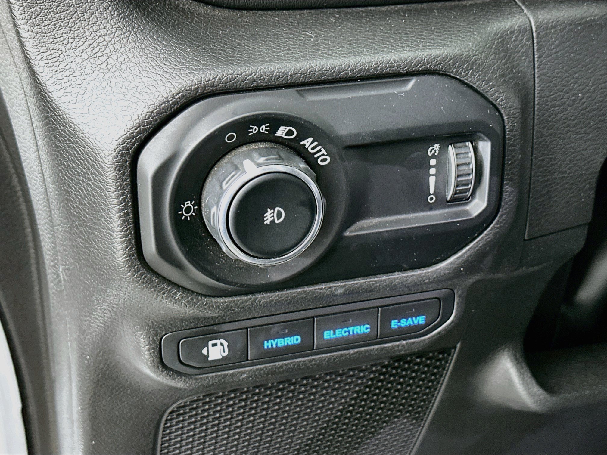 Used 2023 Jeep Wrangler Unlimited Sahara w/ Cold Weather Group AWD/4WD image 16