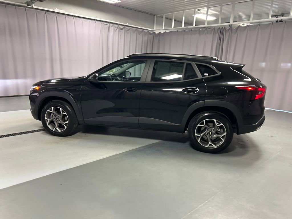 Used 2025 Chevrolet Trax LT w/ LT Convenience Package FWD image 4