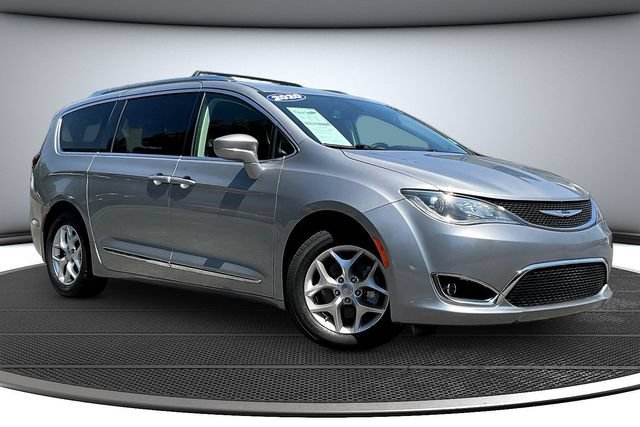 Used 2020 Chrysler Pacifica Touring-L w/ Tire & Wheel Group FWD image 3