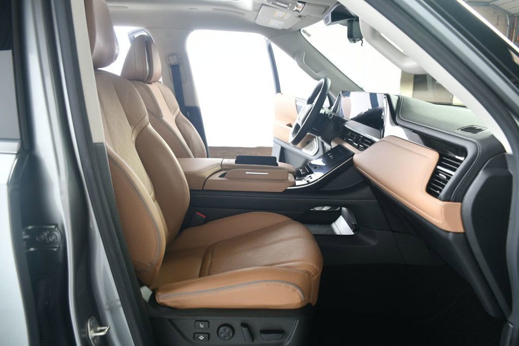 Used 2025 INFINITI QX80 Sensory image 28