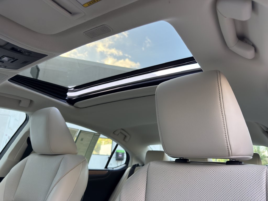 Certified 2024 Lexus ES 300h w/ Premium Package FWD image 17