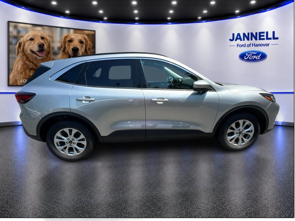 Used 2023 Ford Escape Active w/ Tech Pack #2 AWD/4WD image 4