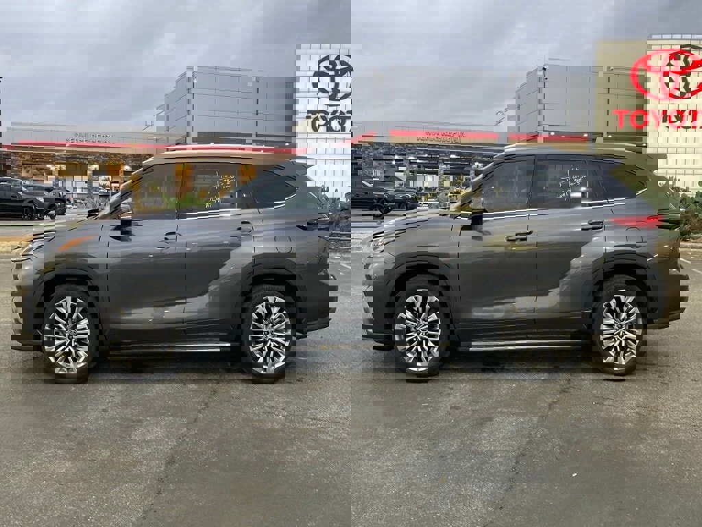 Certified 2022 Toyota Highlander Platinum image 8
