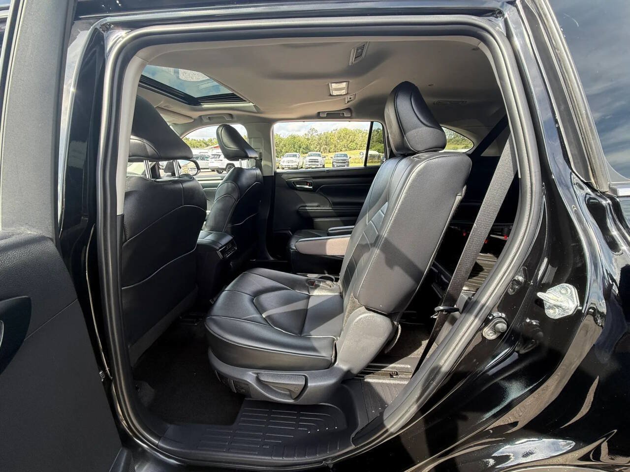 Used 2024 Toyota Highlander XLE AWD/4WD image 10