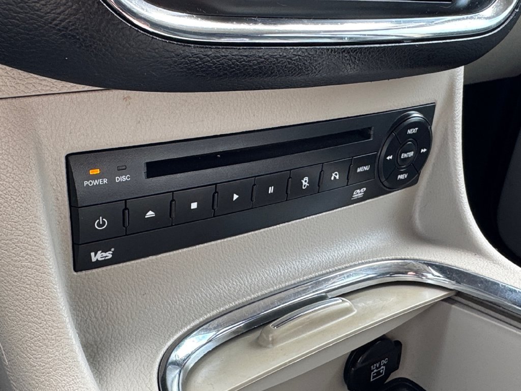 Used 2012 Chrysler Town & Country Limited FWD image 29