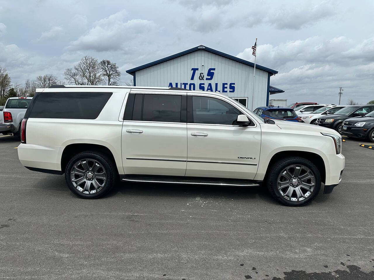 Used 2015 GMC Yukon XL Denali w/ Premium Package AWD/4WD image 2
