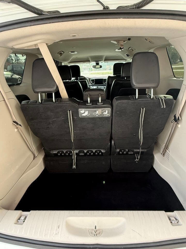 Used 2017 Chrysler Pacifica Touring-L image 11