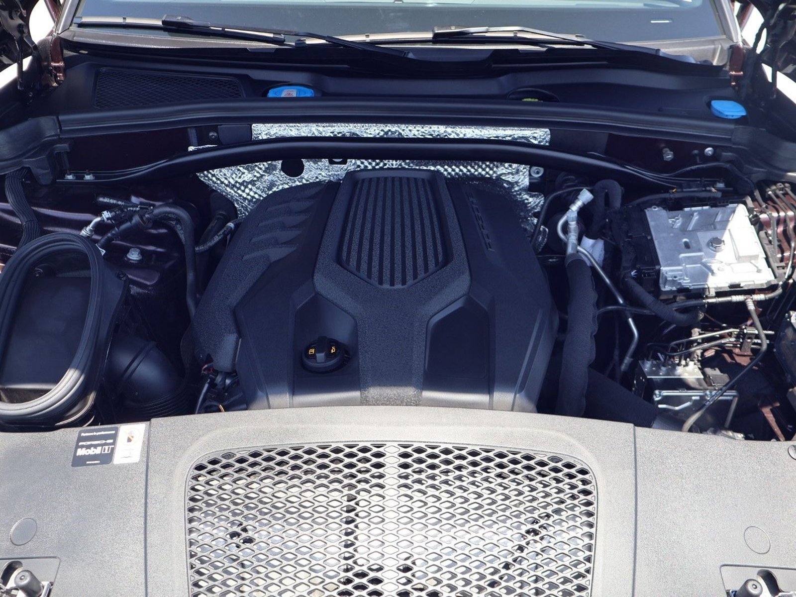 Certified 2025 Porsche Macan AWD/4WD image 26
