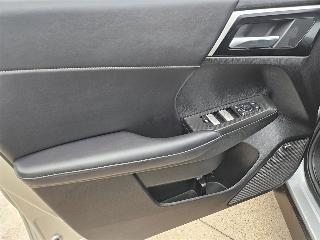 Used 2025 Mitsubishi Outlander SE image 13