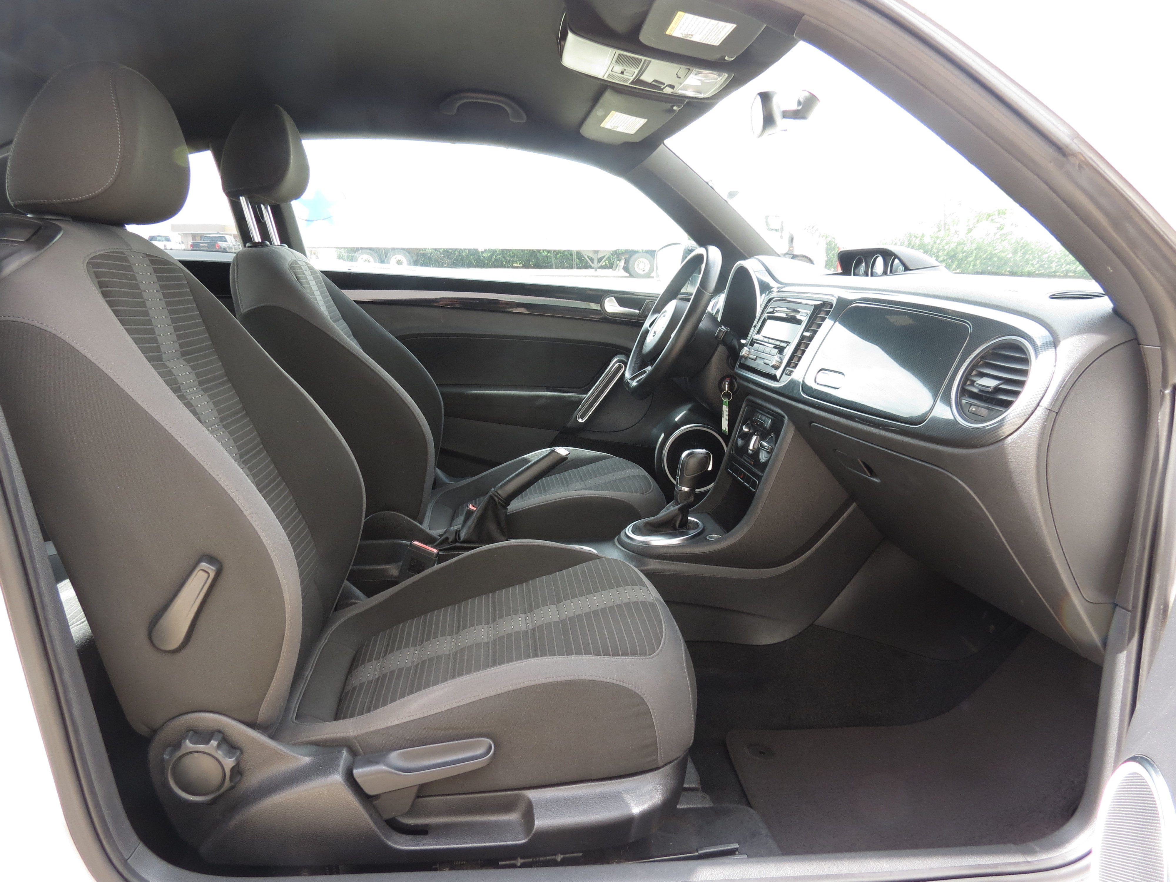 Used 2012 Volkswagen Beetle Turbo FWD image 27