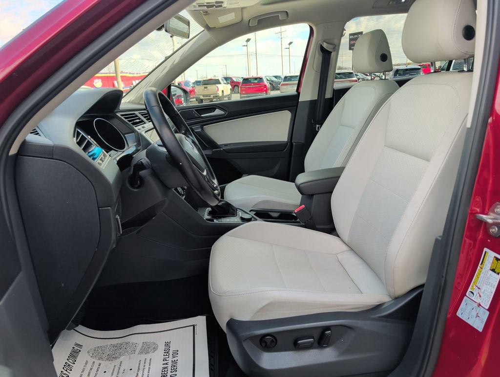 Used 2018 Volkswagen Tiguan SE w/ Panoramic Sunroof Package image 8