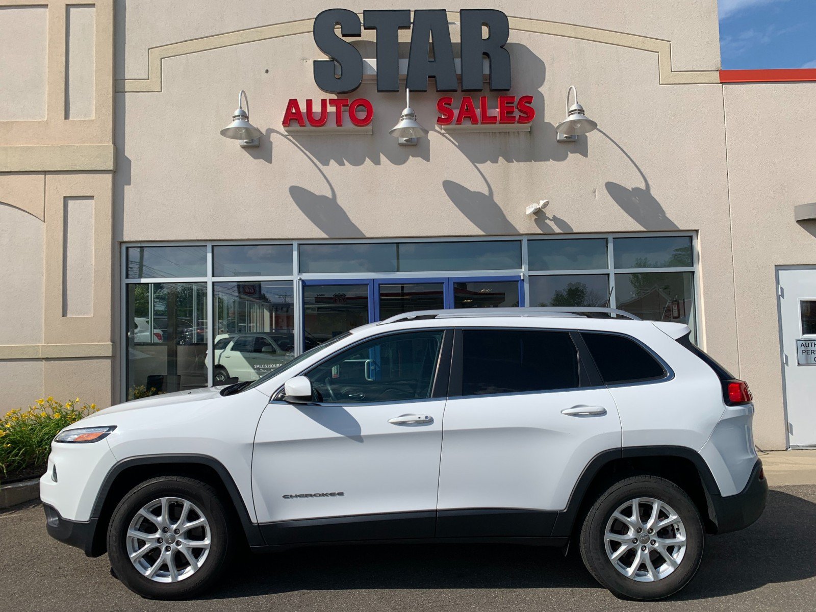 Used 2018 Jeep Cherokee Latitude Plus w/ Comfort/Convenience Group AWD/4WD image 4