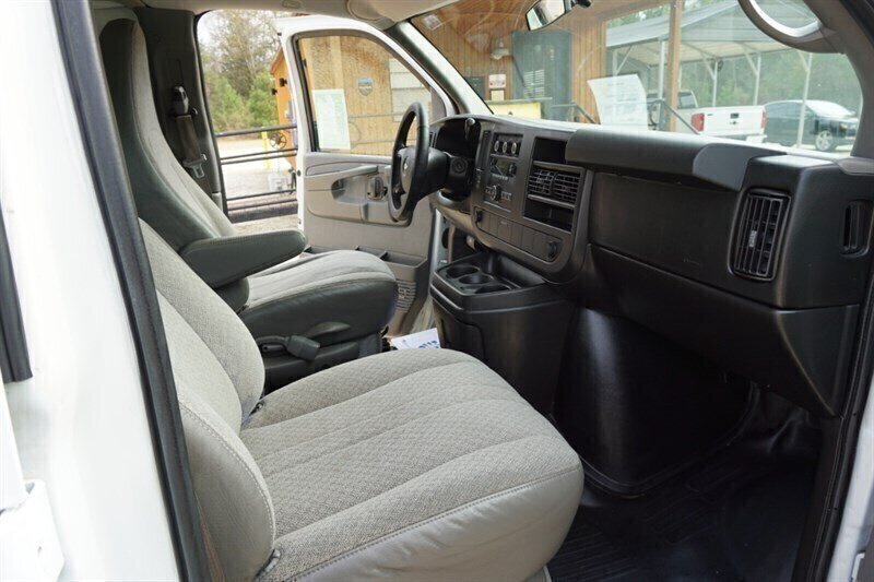 Used 2010 Chevrolet Express 1500 RWD image 22