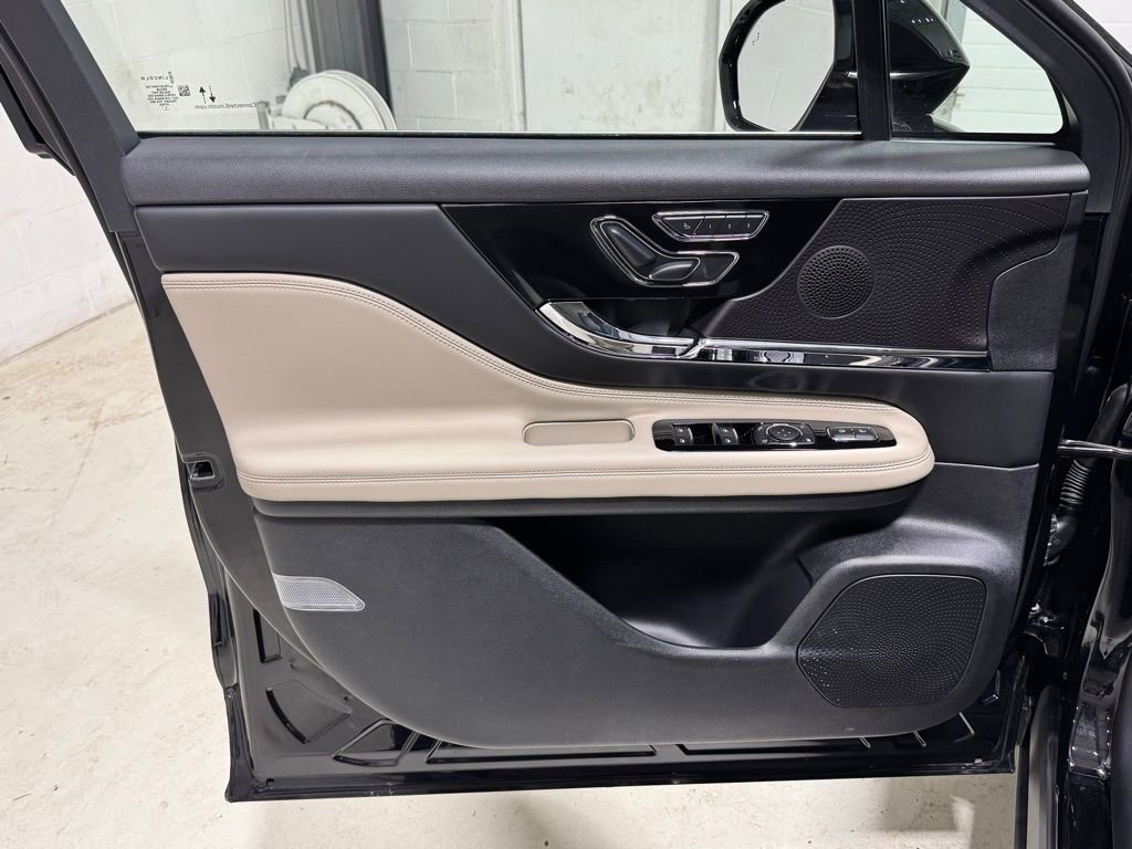 Used 2025 Lincoln Corsair Grand Touring image 8