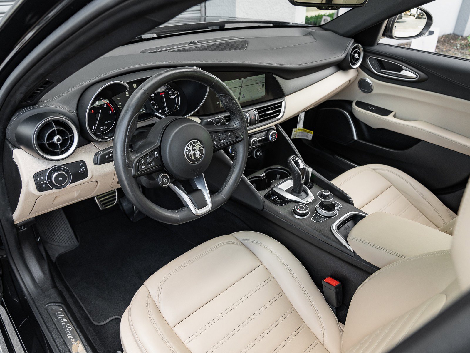 Used 2023 Alfa Romeo Giulia w/ Quick Order Package 22Z Lusso image 6