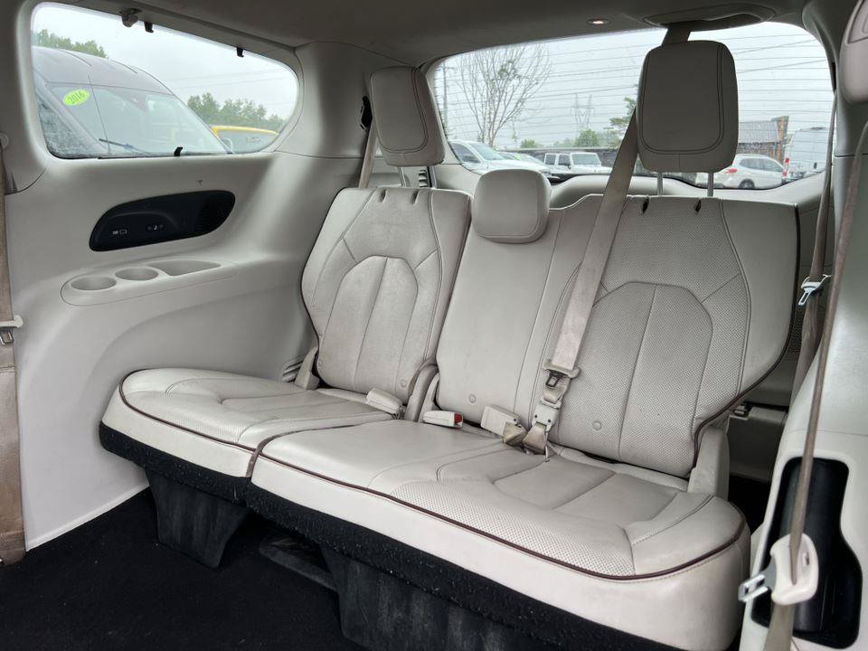 Used 2017 Chrysler Pacifica Limited w/ UConnect Theater Package FWD image 5