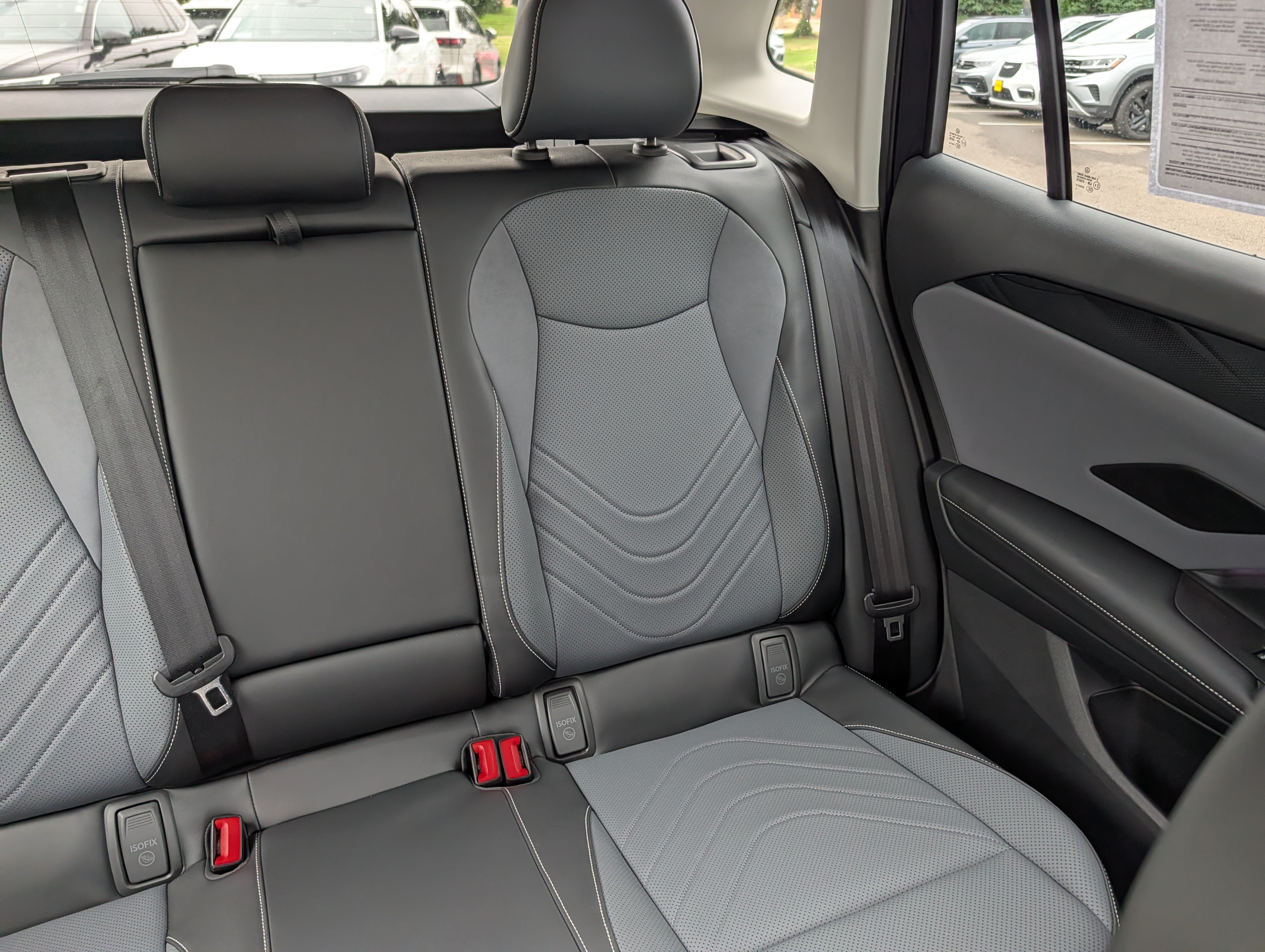 Used 2025 Volkswagen Tiguan SE AWD/4WD image 14