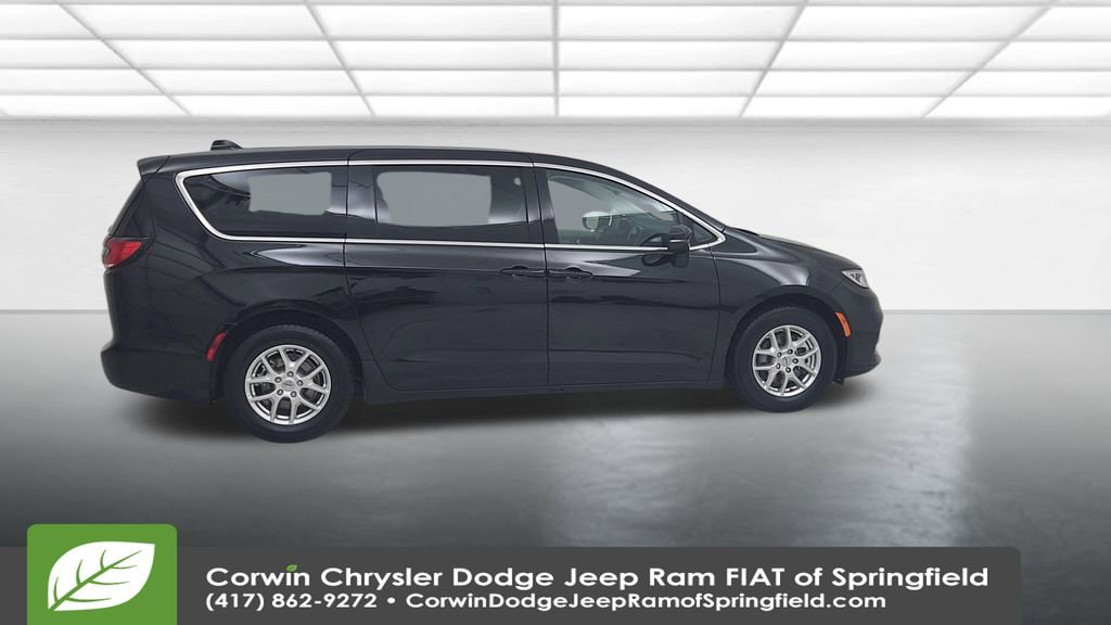 Used 2023 Chrysler Pacifica Touring-L image 16