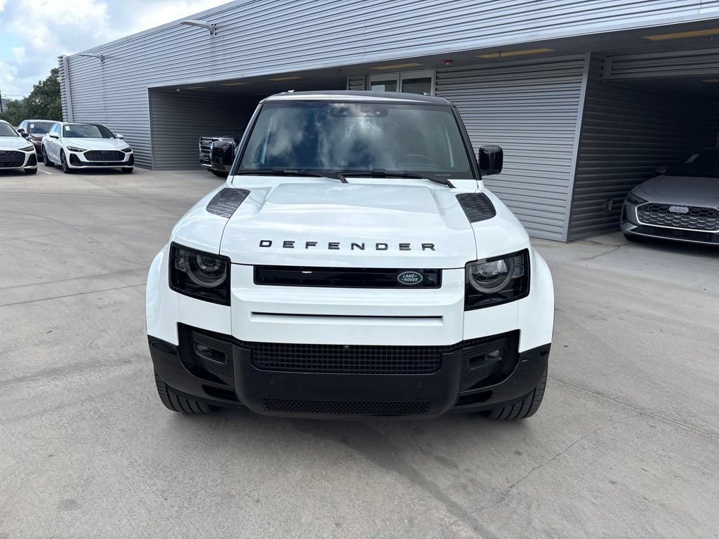 Used 2025 Land Rover Defender 130 X-Dynamic SE AWD/4WD image 2
