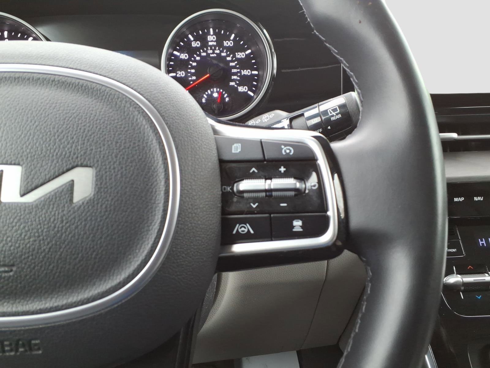 Used 2022 Kia Carnival EX image 25