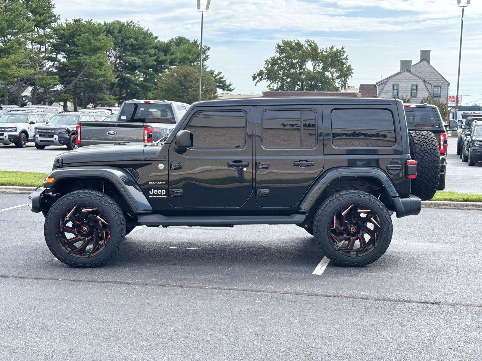 Used 2024 Jeep Wrangler Unlimited Sahara w/ Technology Group AWD/4WD image 3