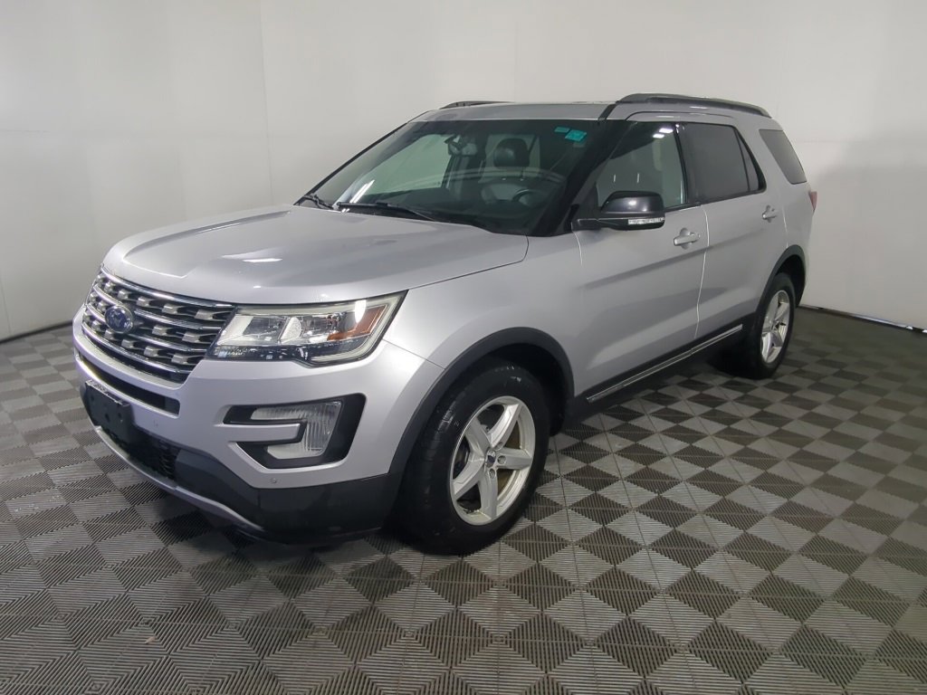 Used 2017 Ford Explorer XLT w/ Equipment Group 202A image 12