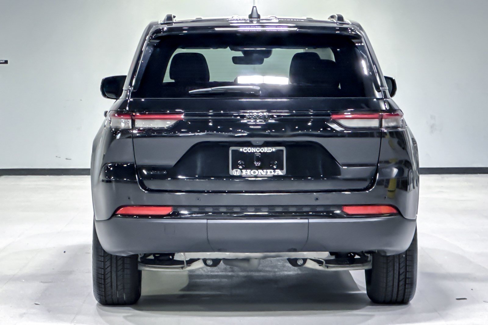 Used 2025 Jeep Grand Cherokee Altitude AWD/4WD image 9