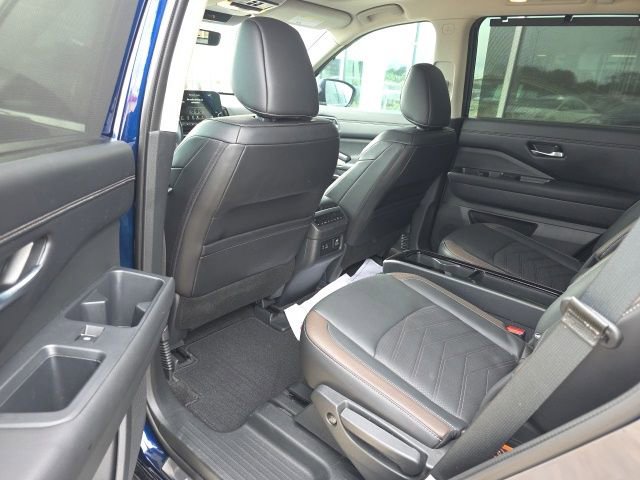 Certified 2024 Nissan Pathfinder Platinum w/ Lighting Package (N93) FWD image 7