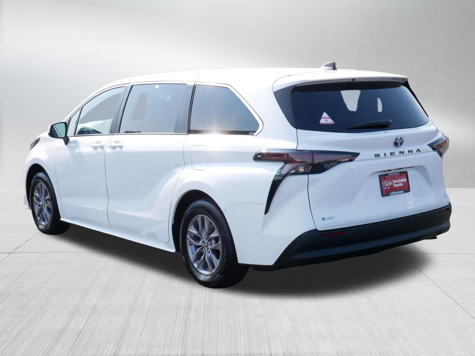 Certified 2025 Toyota Sienna LE FWD image 5