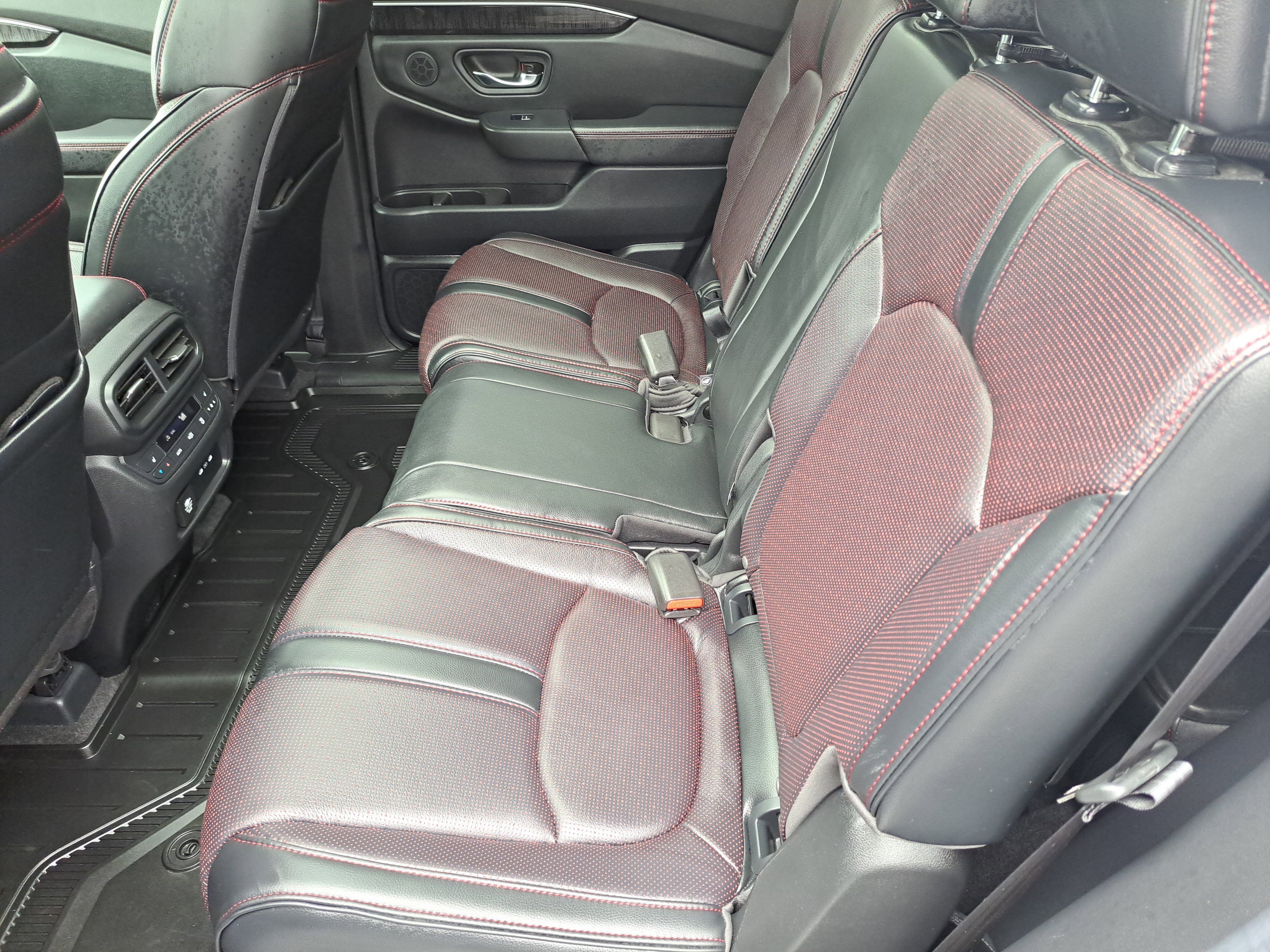 Used 2025 Honda Pilot Black Edition image 11