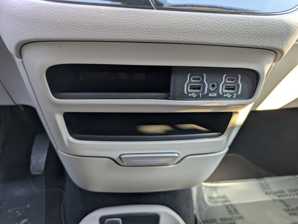 Used 2024 Chrysler Pacifica Touring-L image 27