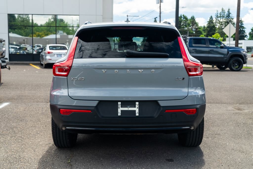 Used 2024 Volvo XC40 B5 Core AWD/4WD image 3