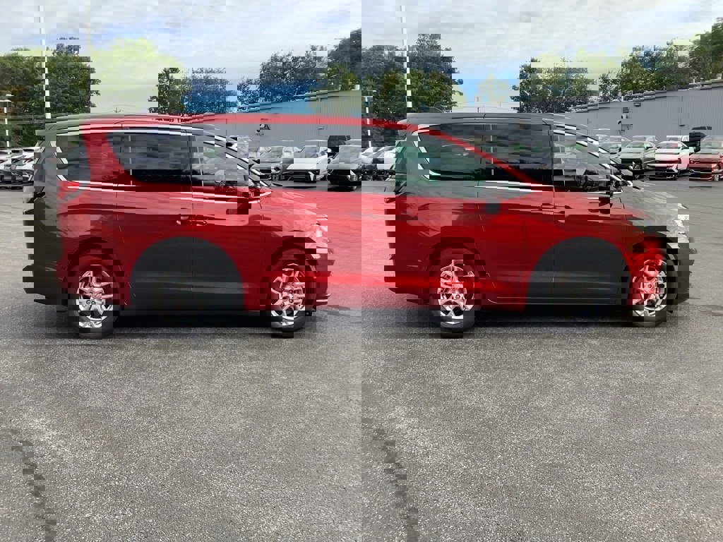 New 2026 Chrysler Pacifica Select image 3