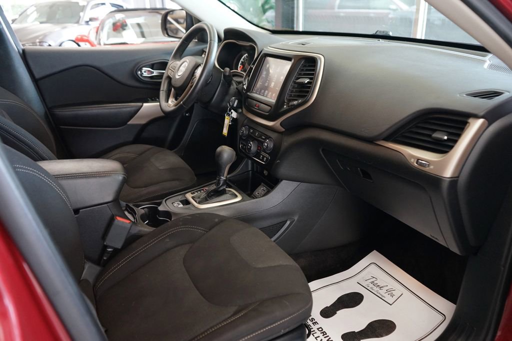 Used 2017 Jeep Cherokee Latitude w/ Cold Weather Group FWD image 40