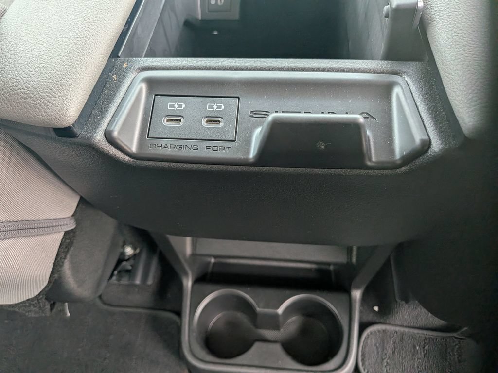 Used 2025 Toyota Sienna LE w/ LE Plus Package FWD image 28