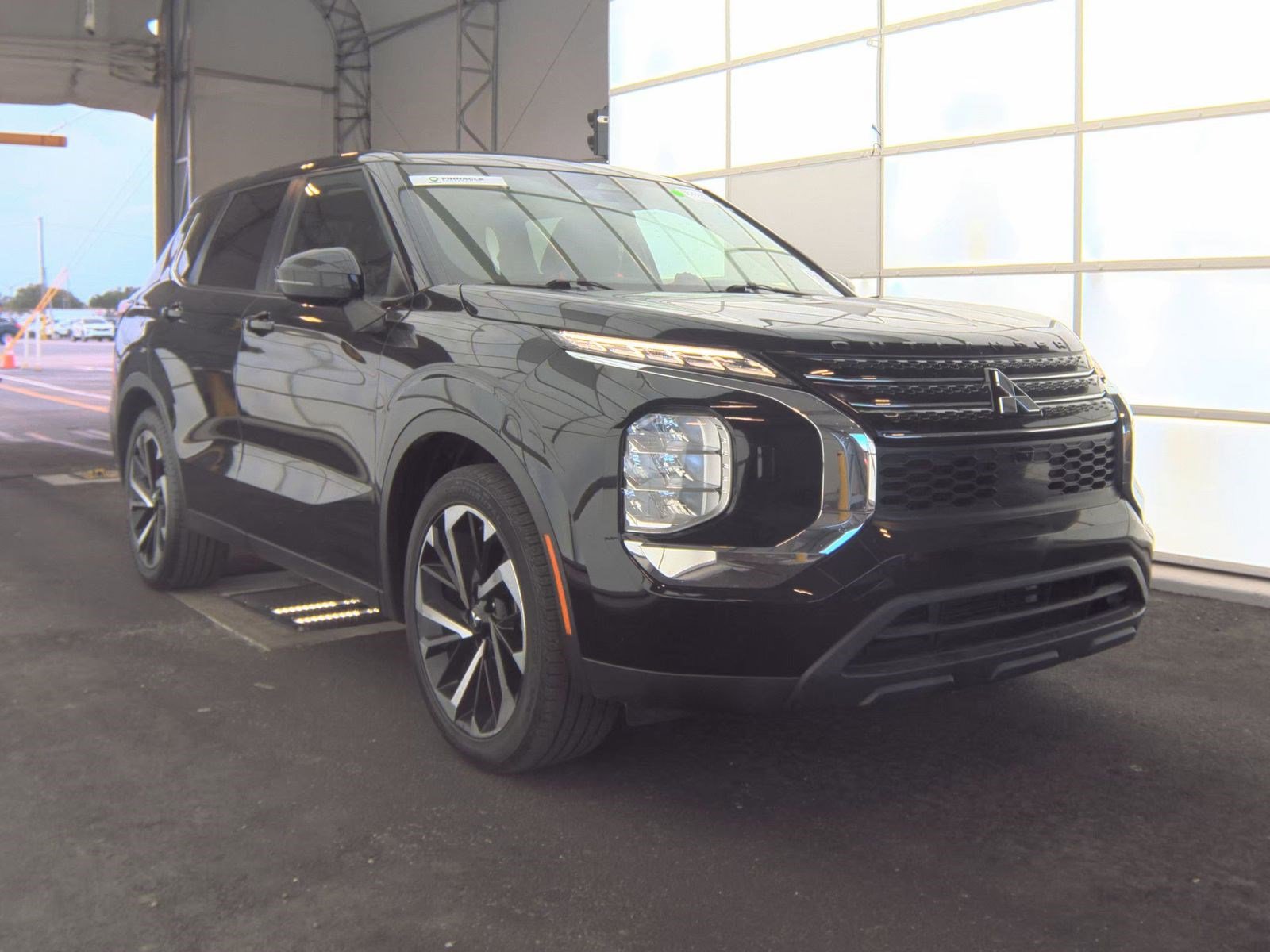 Used 2022 Mitsubishi Outlander ES AWD/4WD image 2