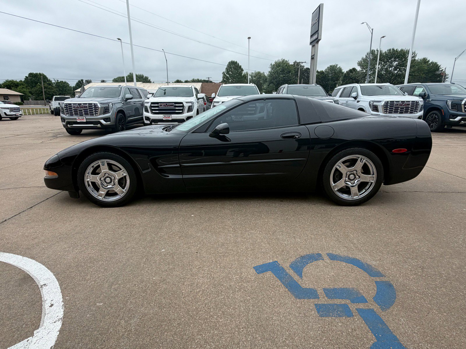 Used 1999 Chevrolet Corvette Coupe w/ Memory Pkg RWD image 3