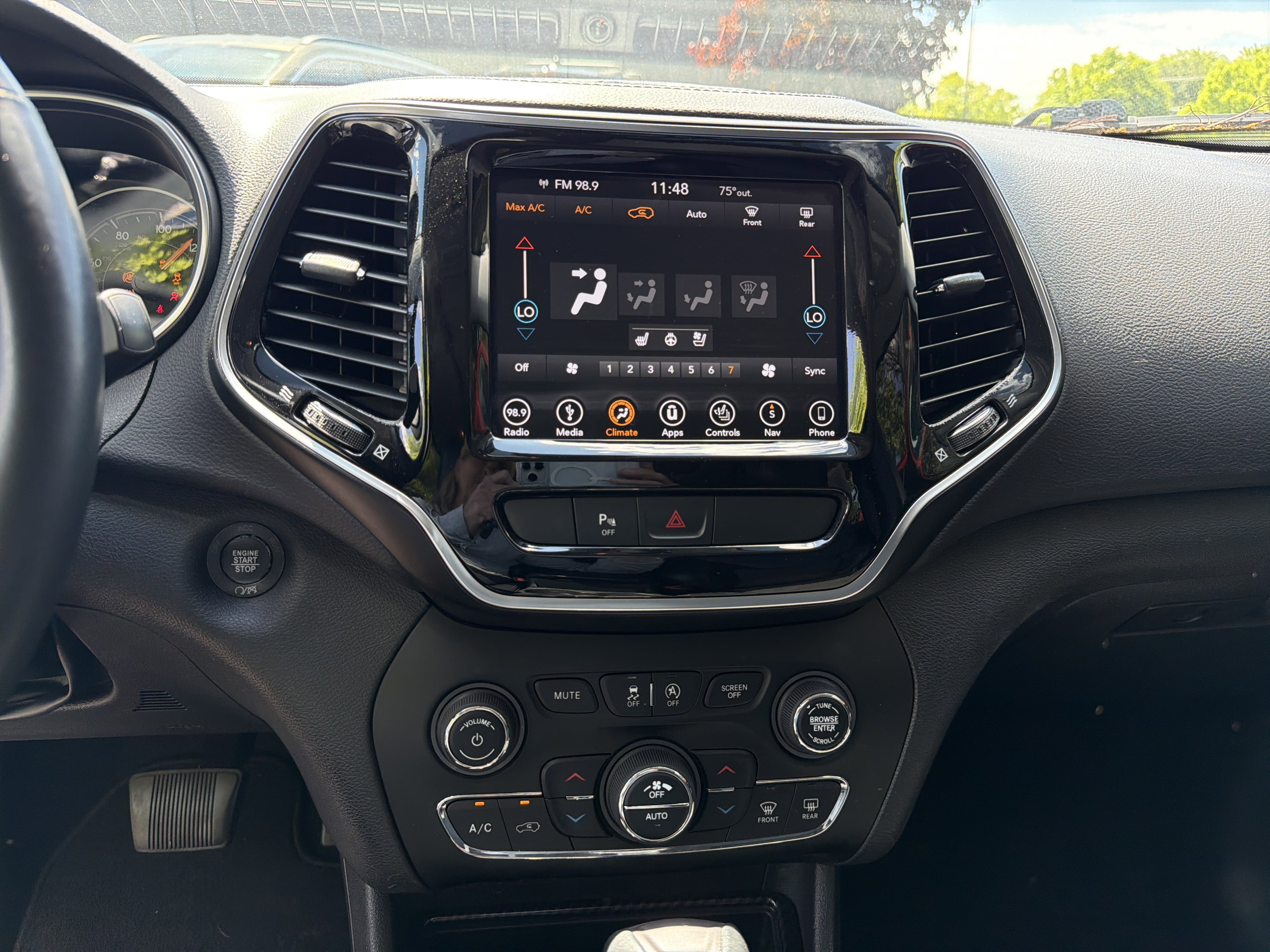 Certified 2019 Jeep Cherokee Limited w/ Luxury Group AWD/4WD image 18