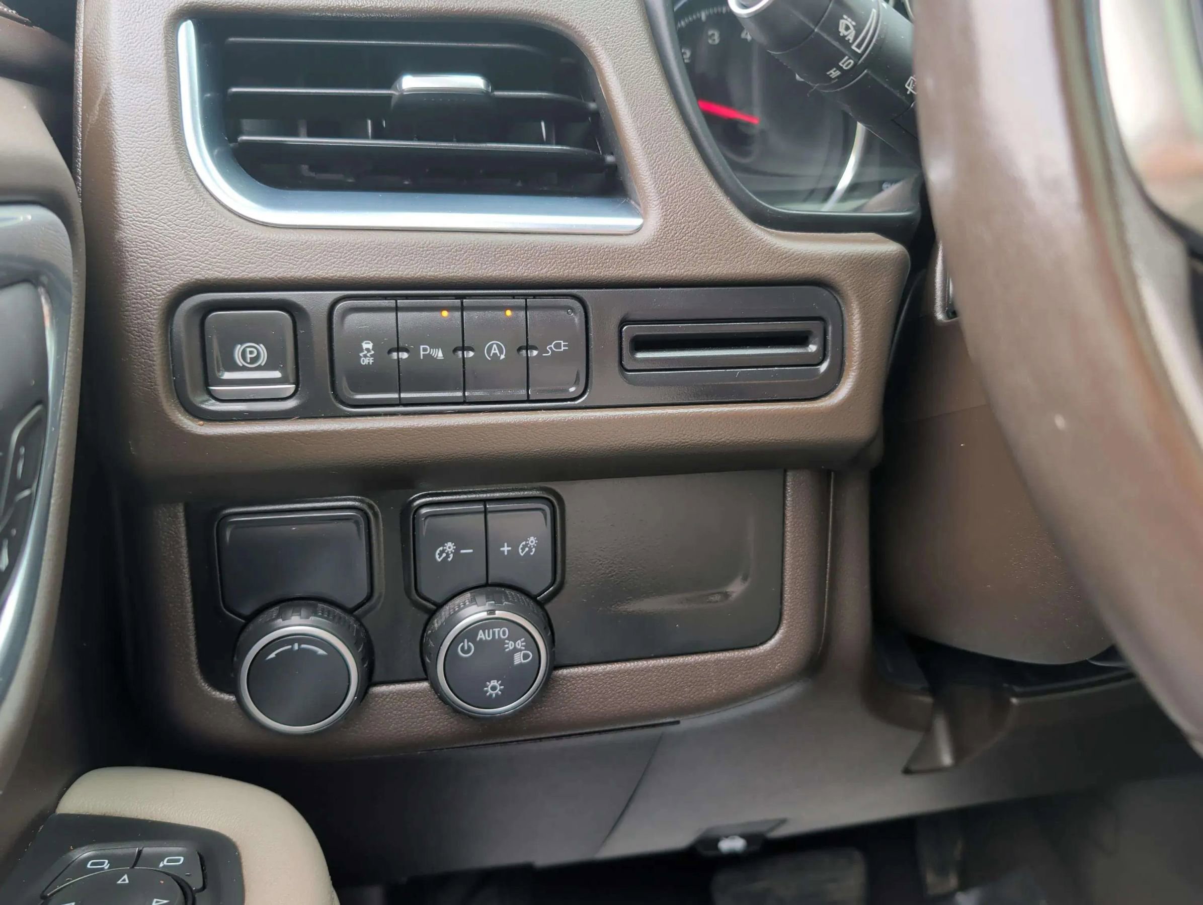 Used 2021 Chevrolet Suburban LT RWD image 24