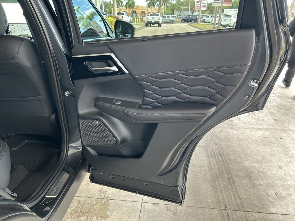 New 2026 Mitsubishi Outlander AWD image 32
