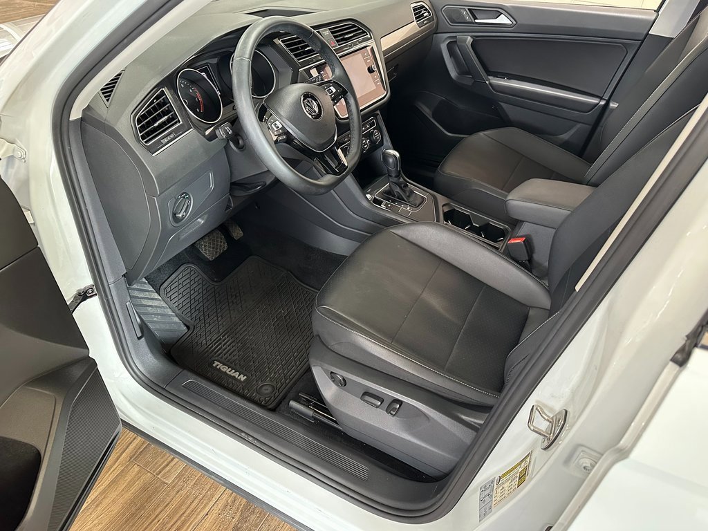 Used 2020 Volkswagen Tiguan SE w/ Panoramic Sunroof Package image 9