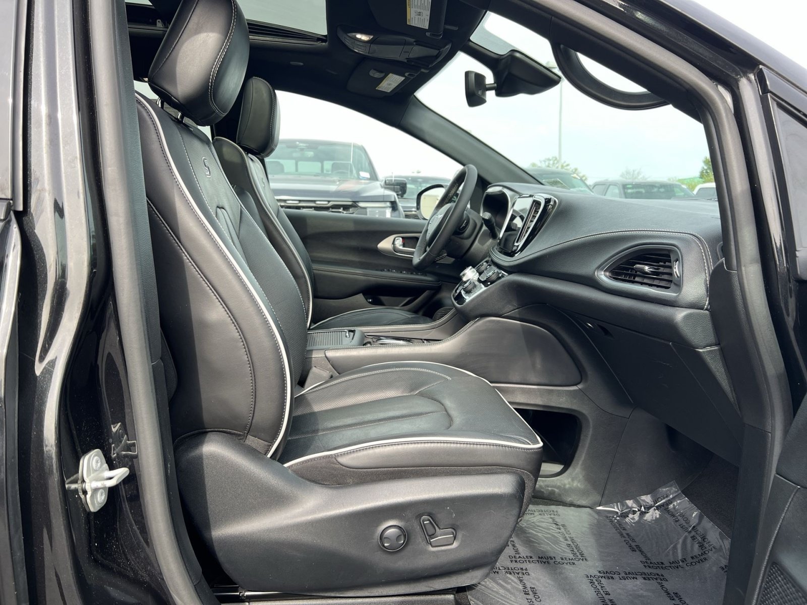 Used 2023 Chrysler Pacifica Limited w/ S Appearance Package FWD image 29