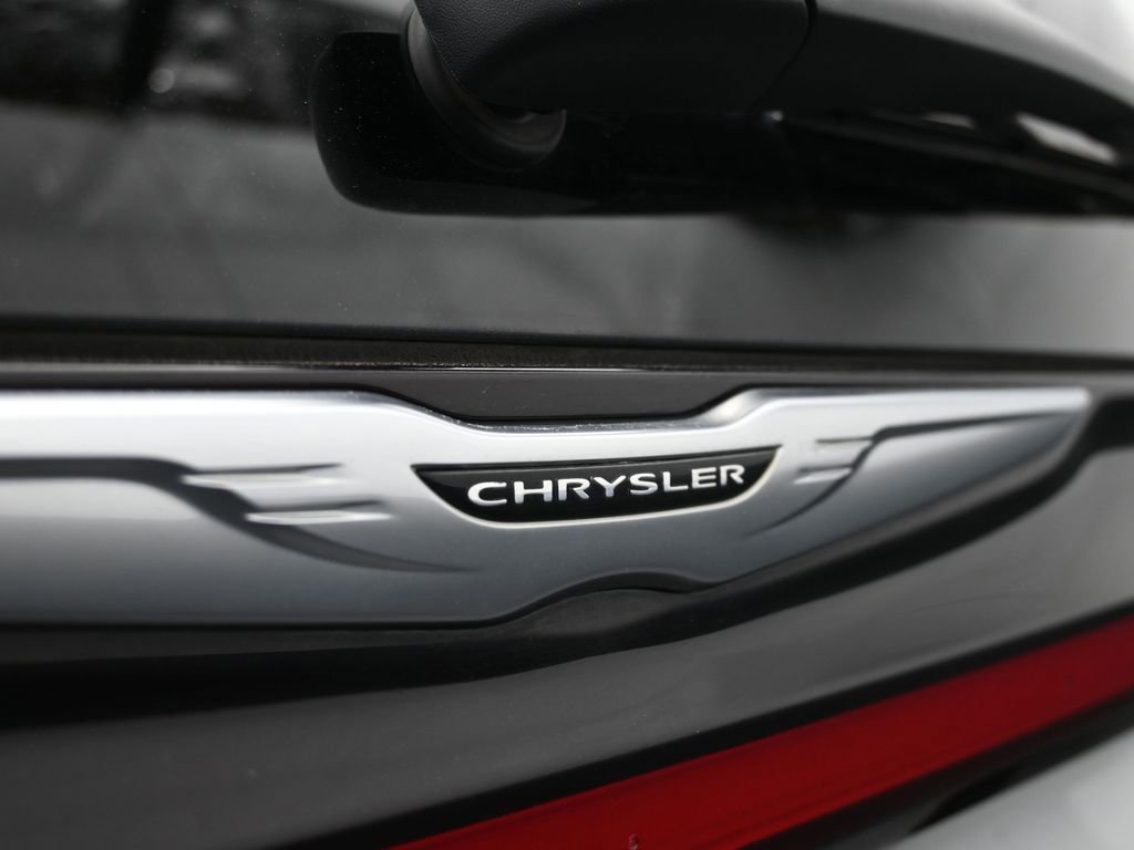 Used 2024 Chrysler Pacifica Touring-L image 35