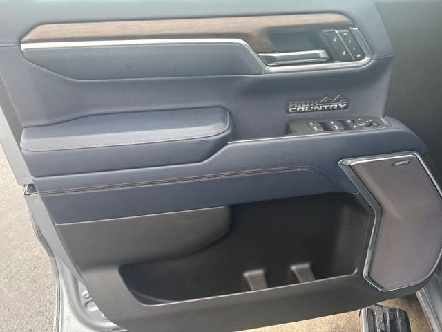Used 2025 Chevrolet Silverado 1500 High Country w/ Technology Package image 10
