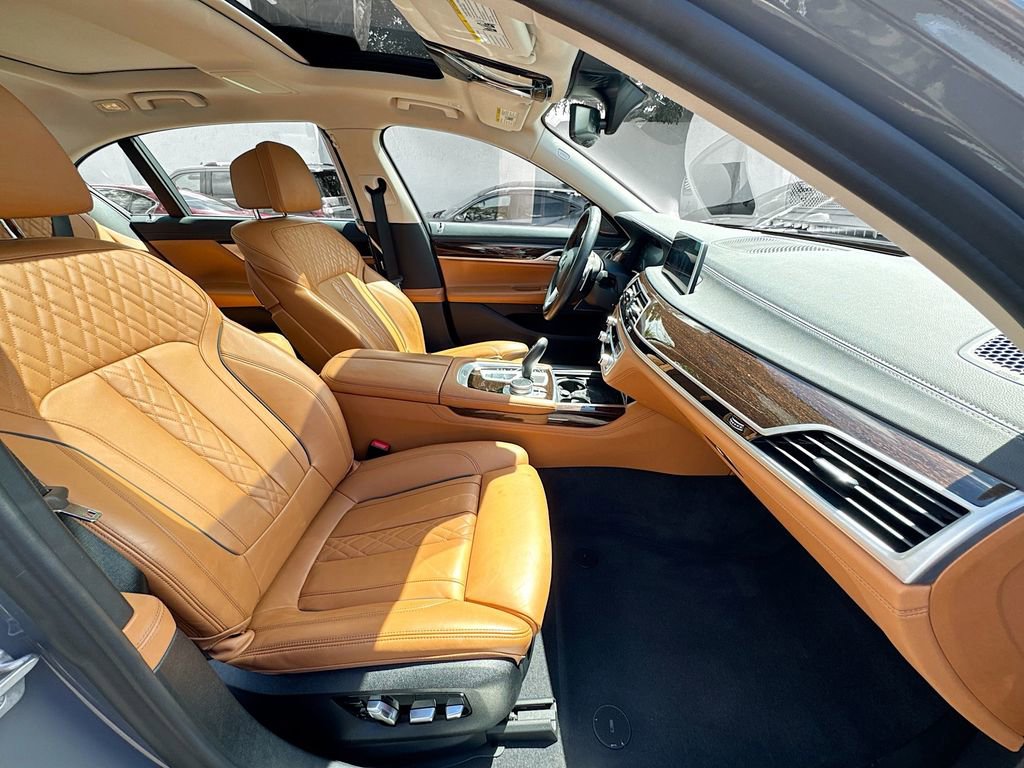 Used 2022 BMW 740i xDrive w/ Premium Package image 31